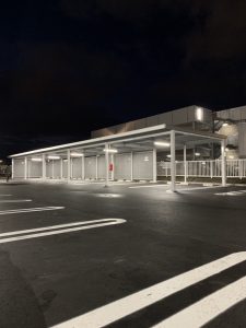 某ディーラー駐車場！　